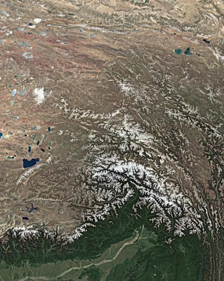 Google Maps satellite image of Tibet, Arunachal Pradesh and Assam, with drawn lines showing the Yarlung Tsangpo flowing into the Siang, which joins the Dibang and Lohit and becomes the Brahmaputra.